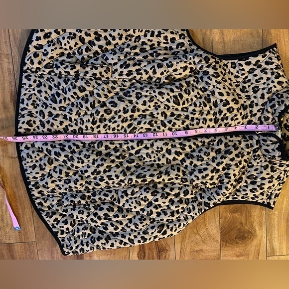 Croft and Borrow Women’s Light weight plus size leopard print quilted vest - Picture 5 of 10